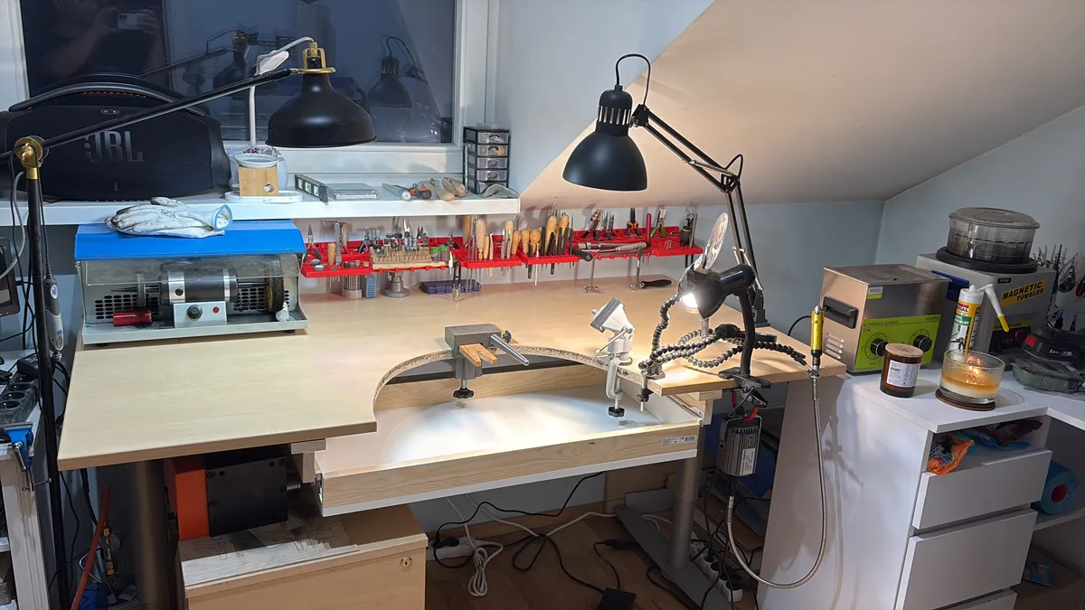 Stół jubilerski z narzędziami AEJaCA