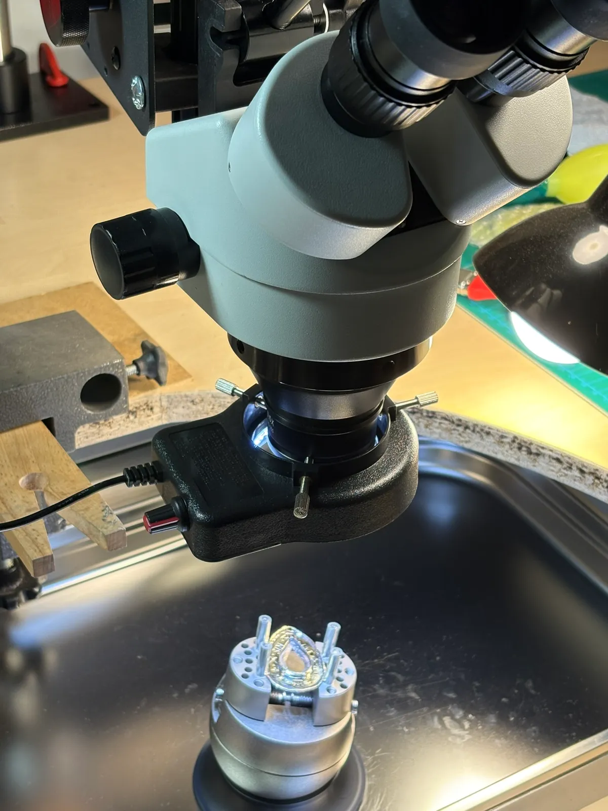 Mikroskop z pierścionkiem w oprawie — AEJaCA