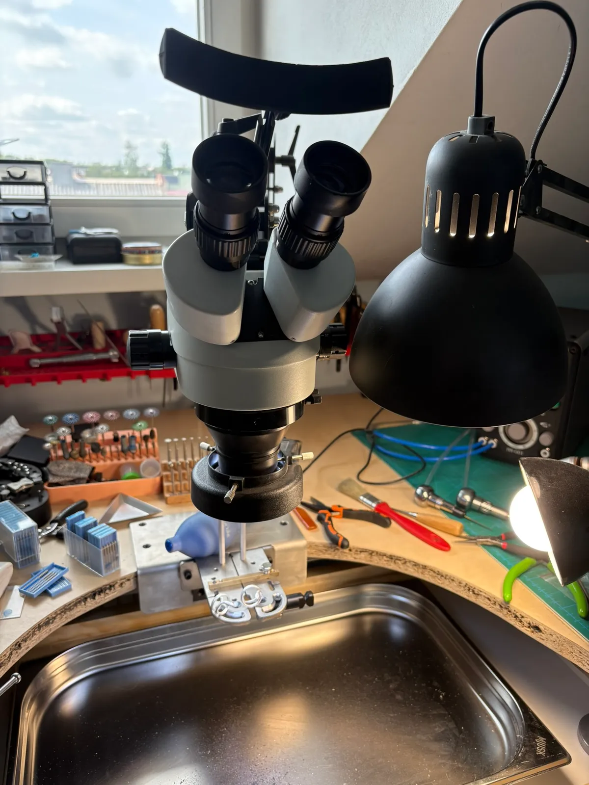 Mikroskop jubilerski w warsztacie AEJaCA