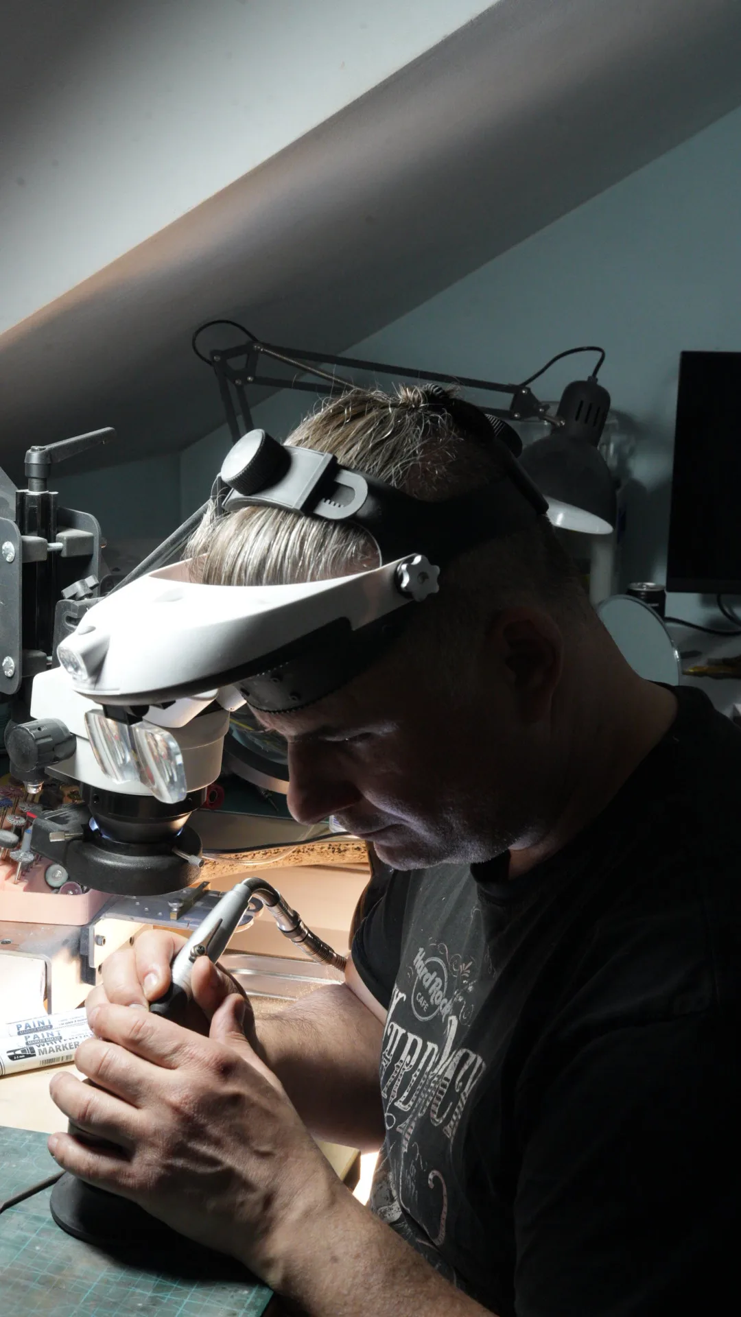 Artur Hebenstreit crafting jewelry